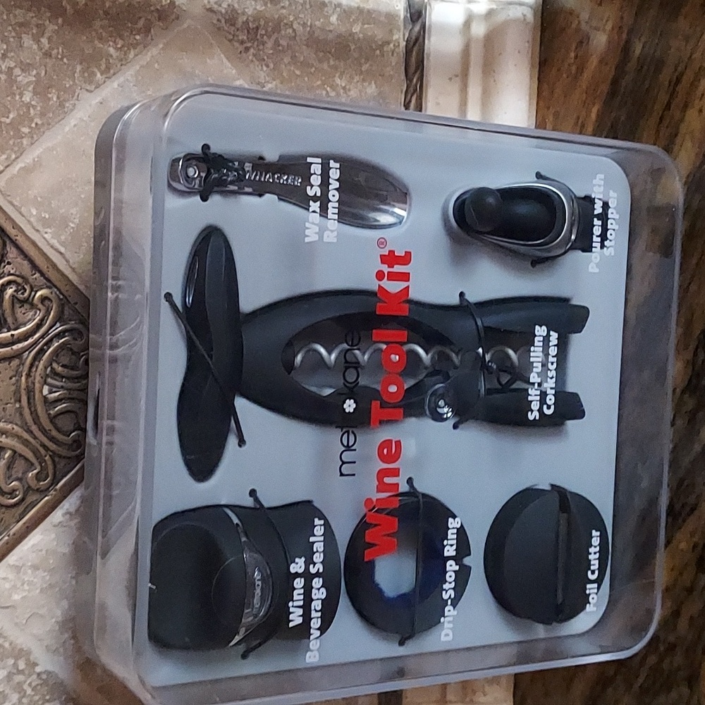 NEW- Metrokane Wine Tool Kit